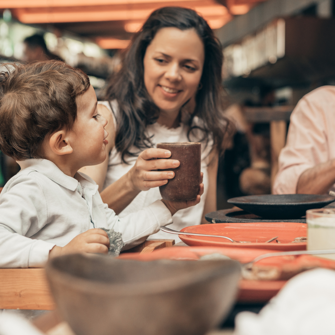 menino feliz em restaurante