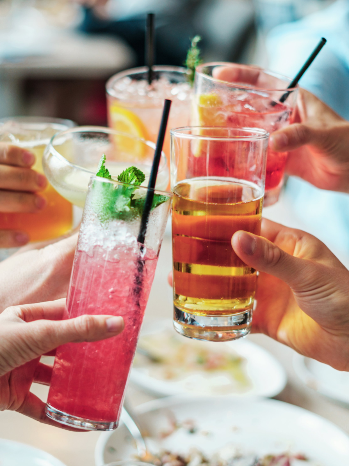 Um brinde sendo feito com bebidas refrescantes