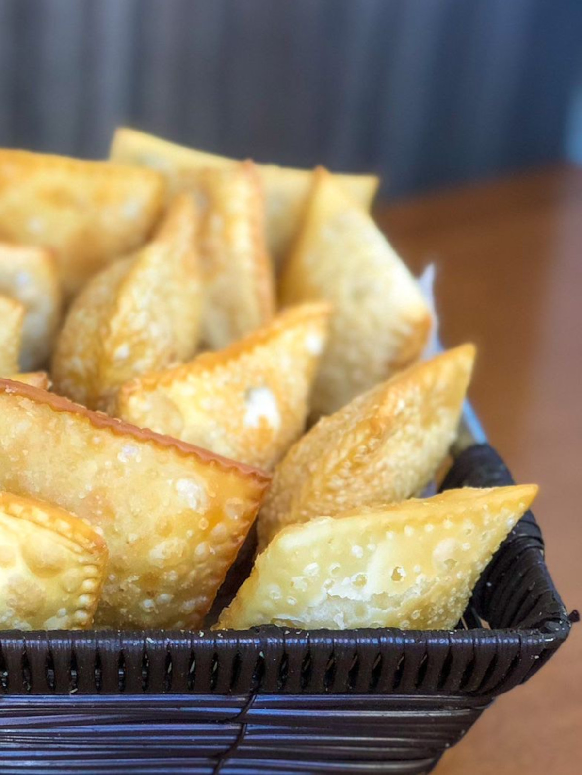 Vários pasteis em uma cestinha